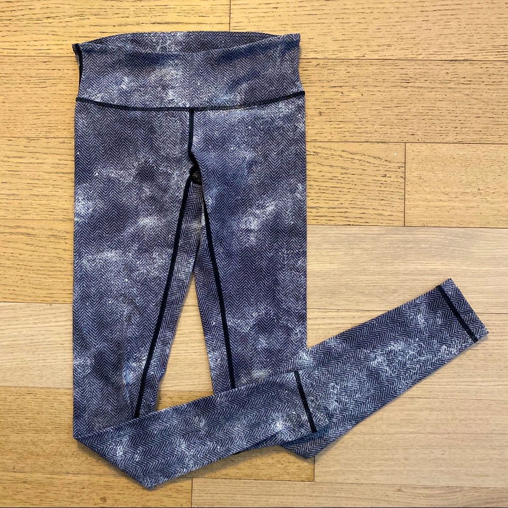 Lululemon Gray Chevron Wunder Under Leggings